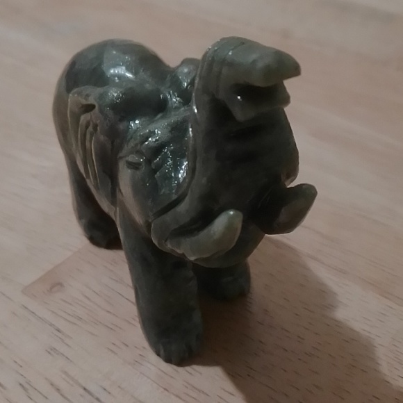 Green Emperial Jade elephant trunk up - Picture 3 of 4